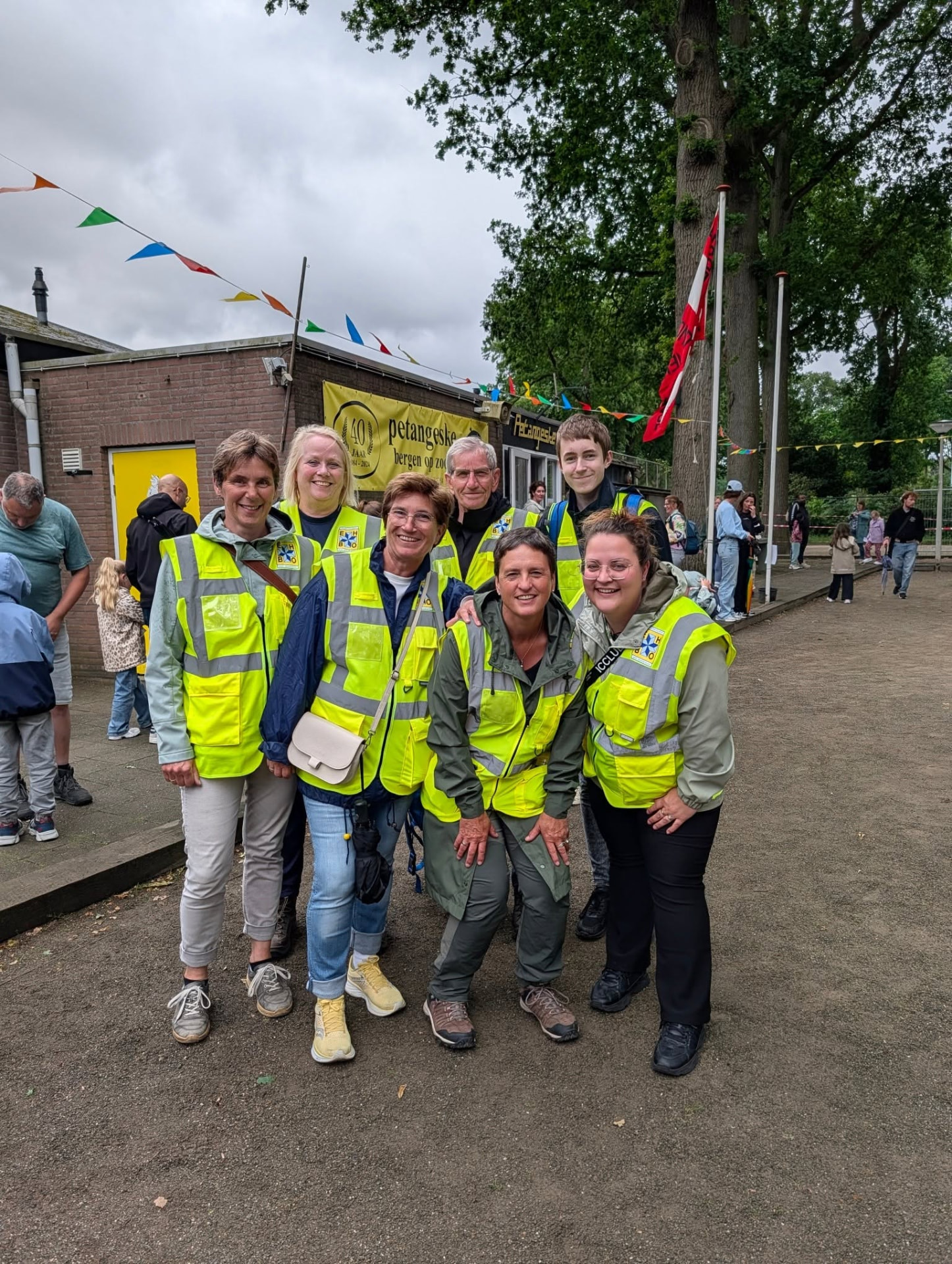 EHBO'ers in hesjes staan klaar bij een evenement in de binnenstad
